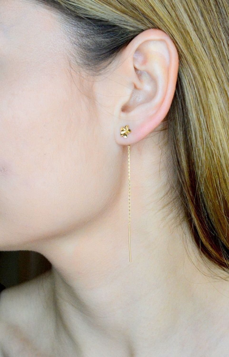 Złote kolczyki 585 wiszące przeciągane kwiatki KL 11608 585.  Eleganckie, złote kolczyki przeciągany łańcuszek zakończony kwiatkami. Idealne na prezent. Eleganckie, złote kolczyki przeciągane z kwiatkami. Idealne na prezent dla ukoch.jpg